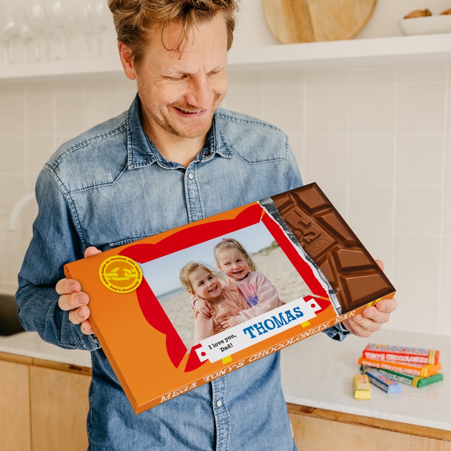 XL Tony's Chocolonely (5 czekolad) Mężczyzna trzyma personalizowaną tabliczkę czekolady XL Tony's Chocolonely z nadrukowanym zdjęciem dzieci i napisem I love you Dad Thomas