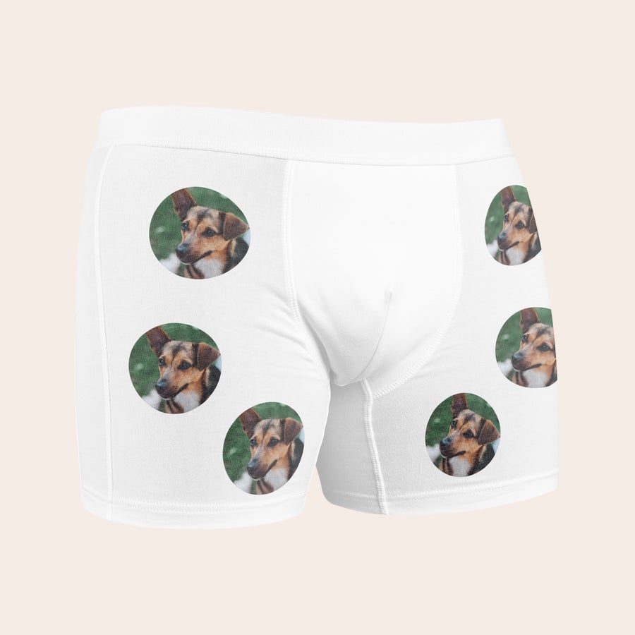 Boxershort met foto Witte boxershort bedrukt met herhalende cirkelvormige foto's van een bruin-zwart-witte hond, voor een gepersonaliseerde boxershort met foto.