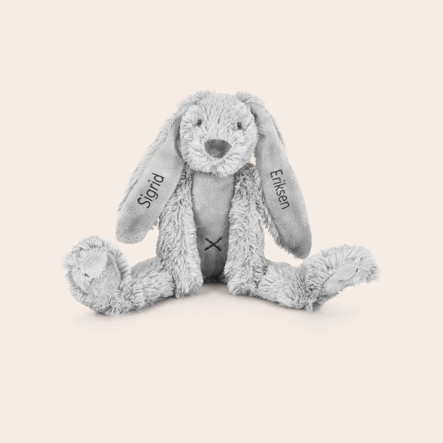 Bamse til babyer Personlig kosedyr, en grå kanin med navnet Sigrid brodert på venstre øre og Eriksen på høyre.