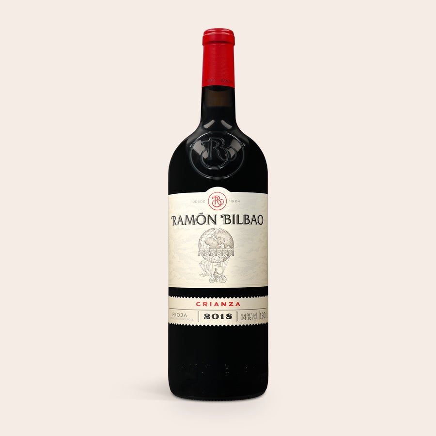 Vino Ramon Bilbao Crianza Botella de vino tinto Ramón Bilbao Crianza 2018 con etiqueta blanca y detalles rojos. Ideal como regalo.