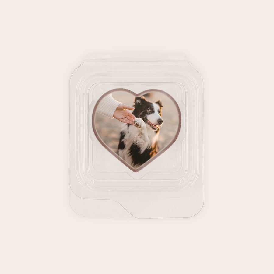 Choklad med tryck - individuellt förpackade En hjärtformad pralin med ett foto av en hund och hand, tryckt med egen bild.
