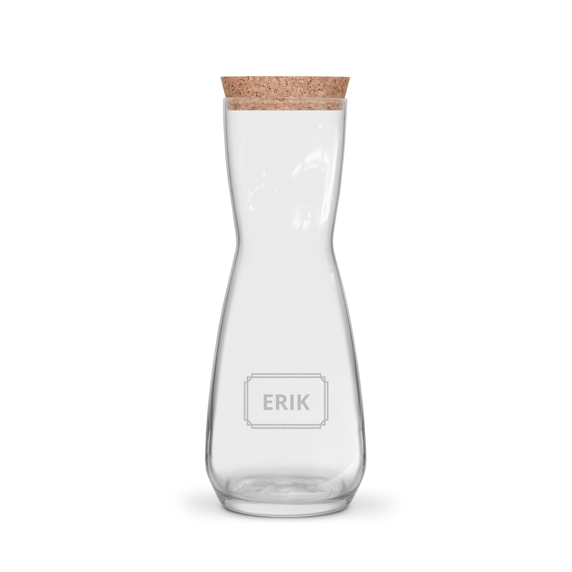 Glasskaraffel med kork gravert med navnet ERIK i en rektangulær ramme.
