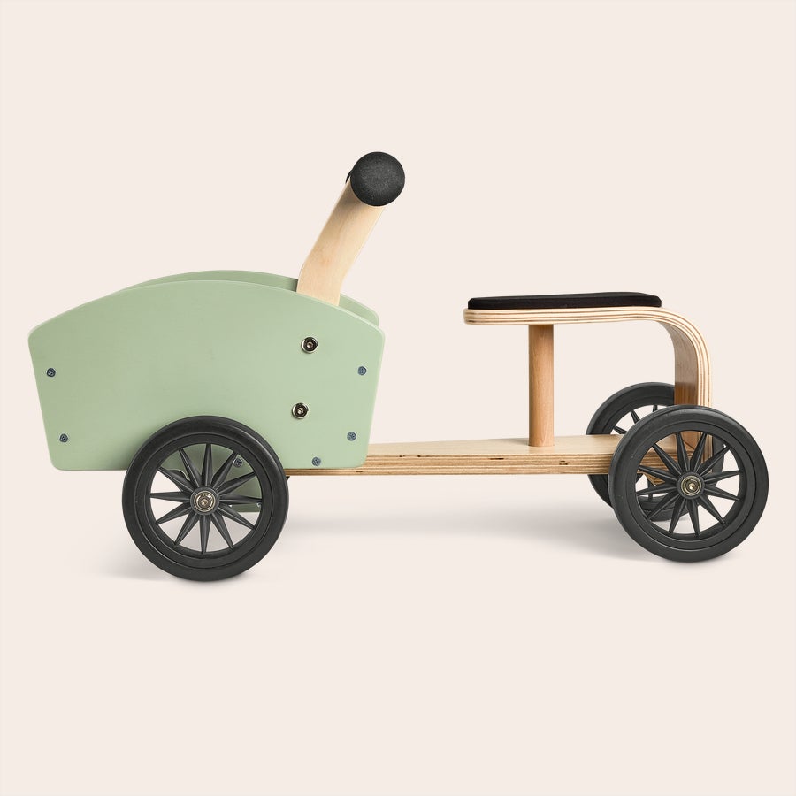 Graverad lådcykel trä Grön lådcykel i trä med svarta hjul, anpassningsbar med ett ingraverat namn.