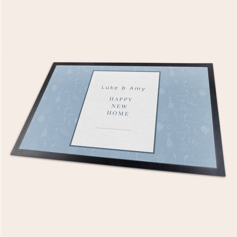 Capacho Tapete de porta azul impresso com os nomes Luke & Amy e a mensagem HAPPY NEW HOME.