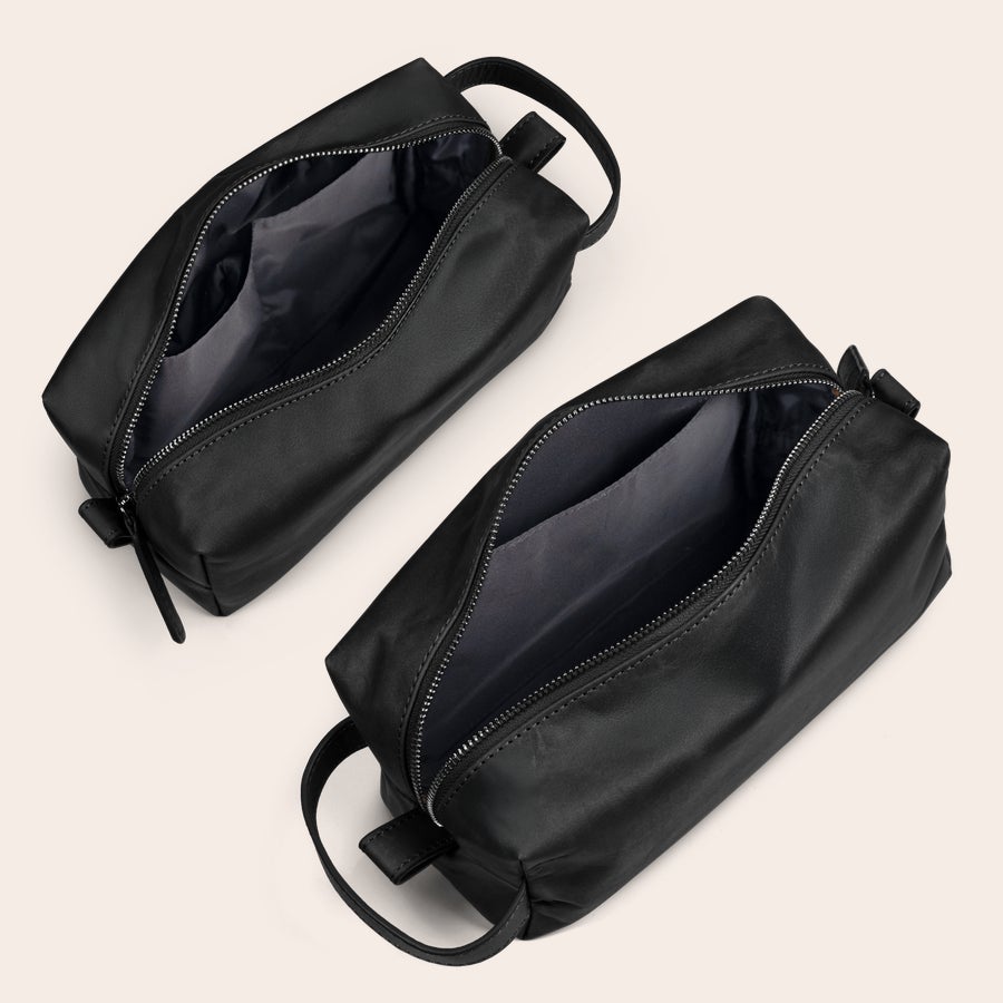 Borsa da toilette in pelle con incisione Coppia di beauty case in pelle nera aperti con cerniere a vista ideali per contenere gli articoli da toeletta