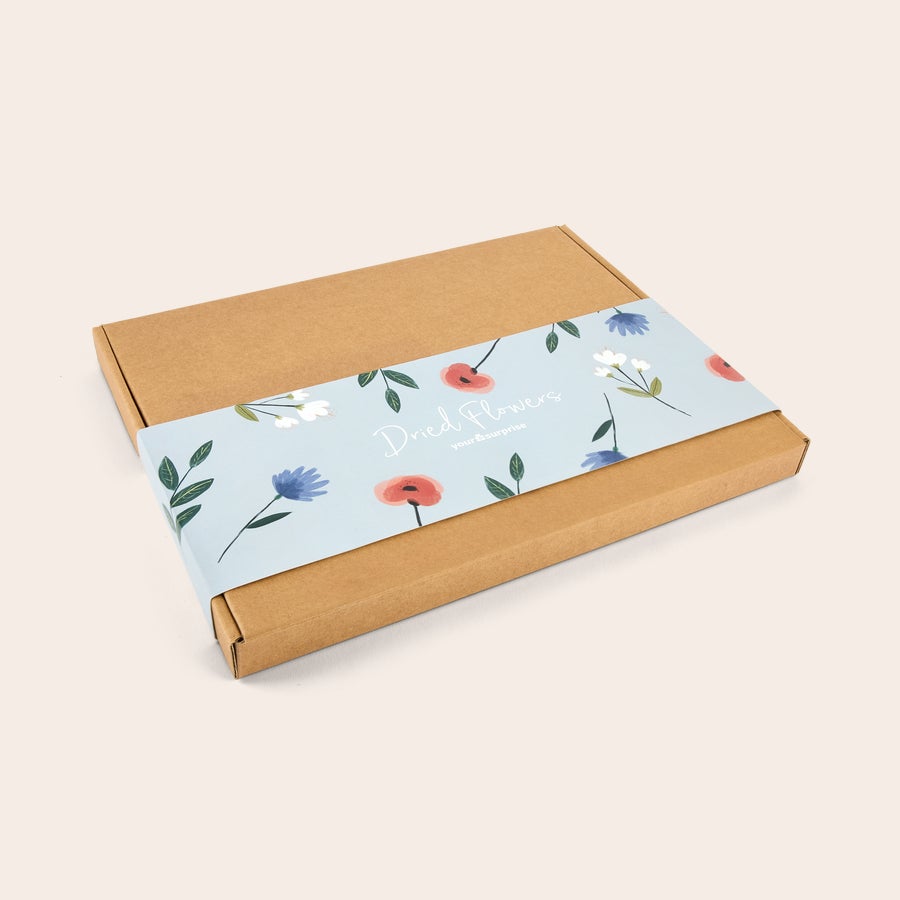 Droogbloemen houder Bruine kartonnen doos met een wikkel met illustraties van bloemen en "Dried Flowers" erop.