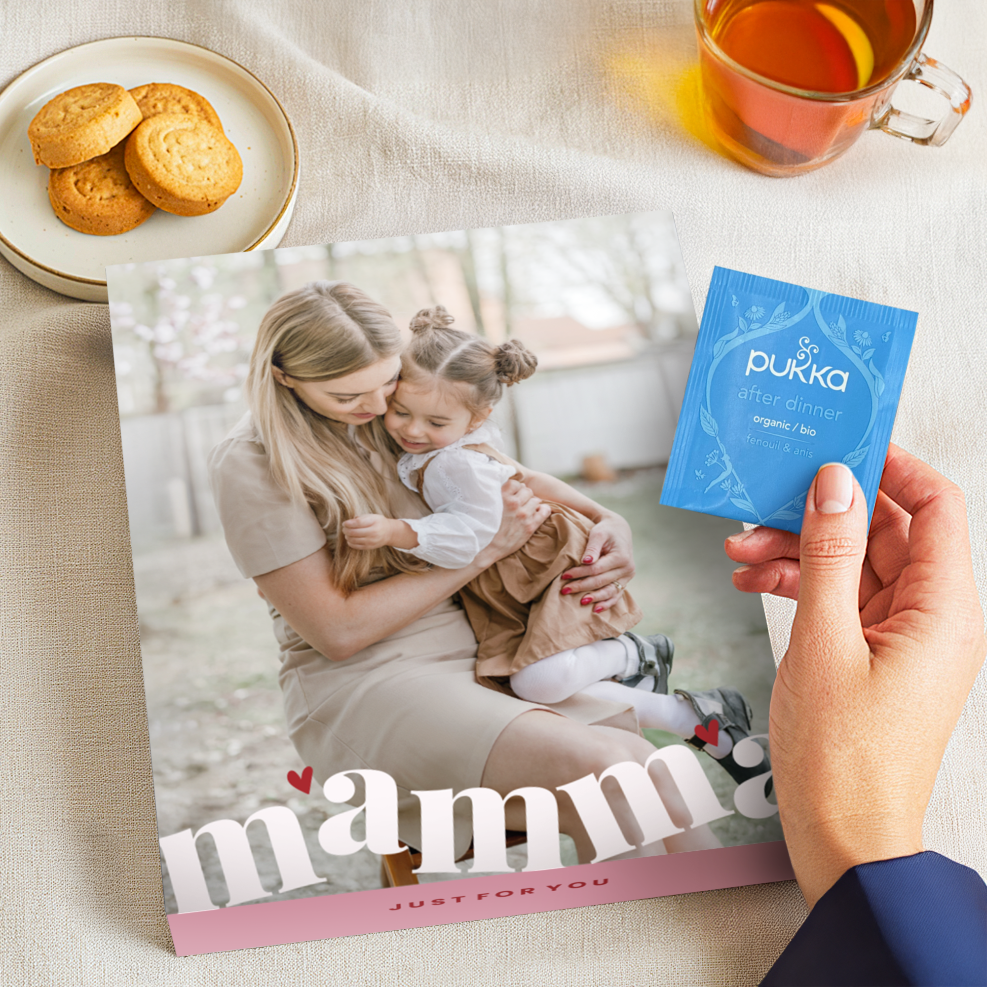 Personlig tebox med foto av mamma och barn, namnet Mamma och "JUST FOR YOU" tryckt på. Din personliga te-upplevelse väntar på dig.