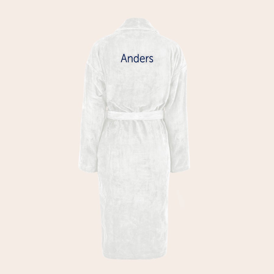Badekåbe til mænd Hvid luksus badekåbe med broderet navn Anders på ryggen, med bindebånd i taljen, som kan personliggøres.