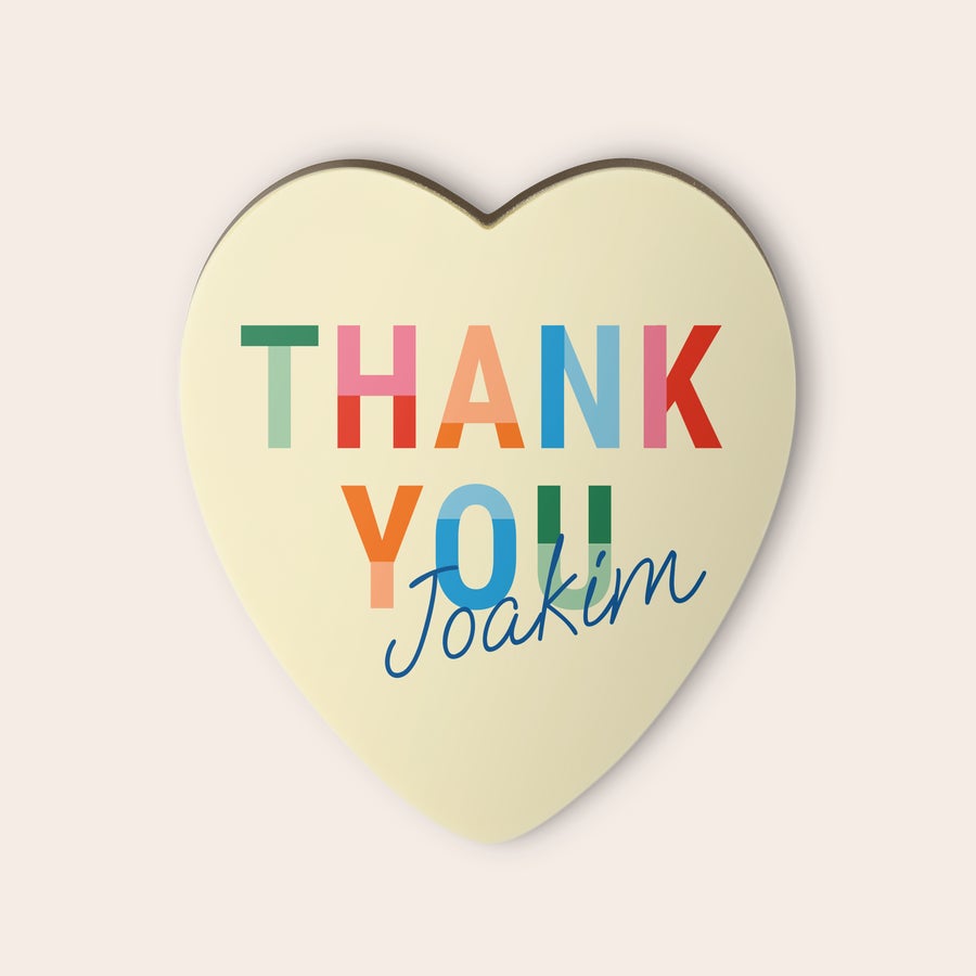 Personlig sjokoladehjerte Personlig sjokoladehjerte med trykket "THANK YOU" og navnet "Joakim". De veien til hjertet er gjennom magen.