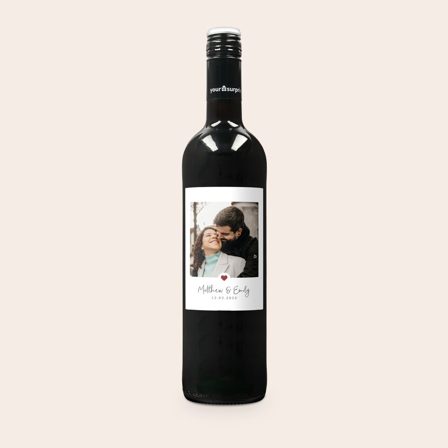 Personalizované víno - Maison de la Surprise Cabernet Sauvignon Fľaša červeného vína Luc Pirlet s personalizovaným štítkom s fotografiou páru, menami Matthew & Emily a dátumom 12.02.2022.
