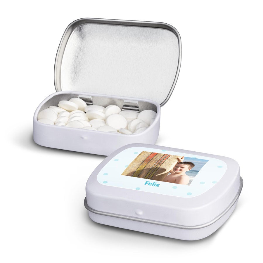 Offene und geschlossene Dose mit personalisierten Pfefferminzbonbons. Die geschlossene Dose zeigt ein gedrucktes Foto von Felix am Strand.