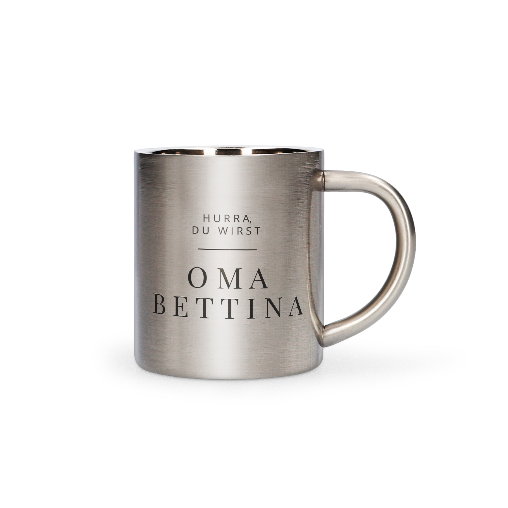 Metalltasse in Silber, bedruckt mit dem Text "Hurra, du wirst Oma Bettina", verschenke eine Metalltasse mit deinem persönlichen Entwurf