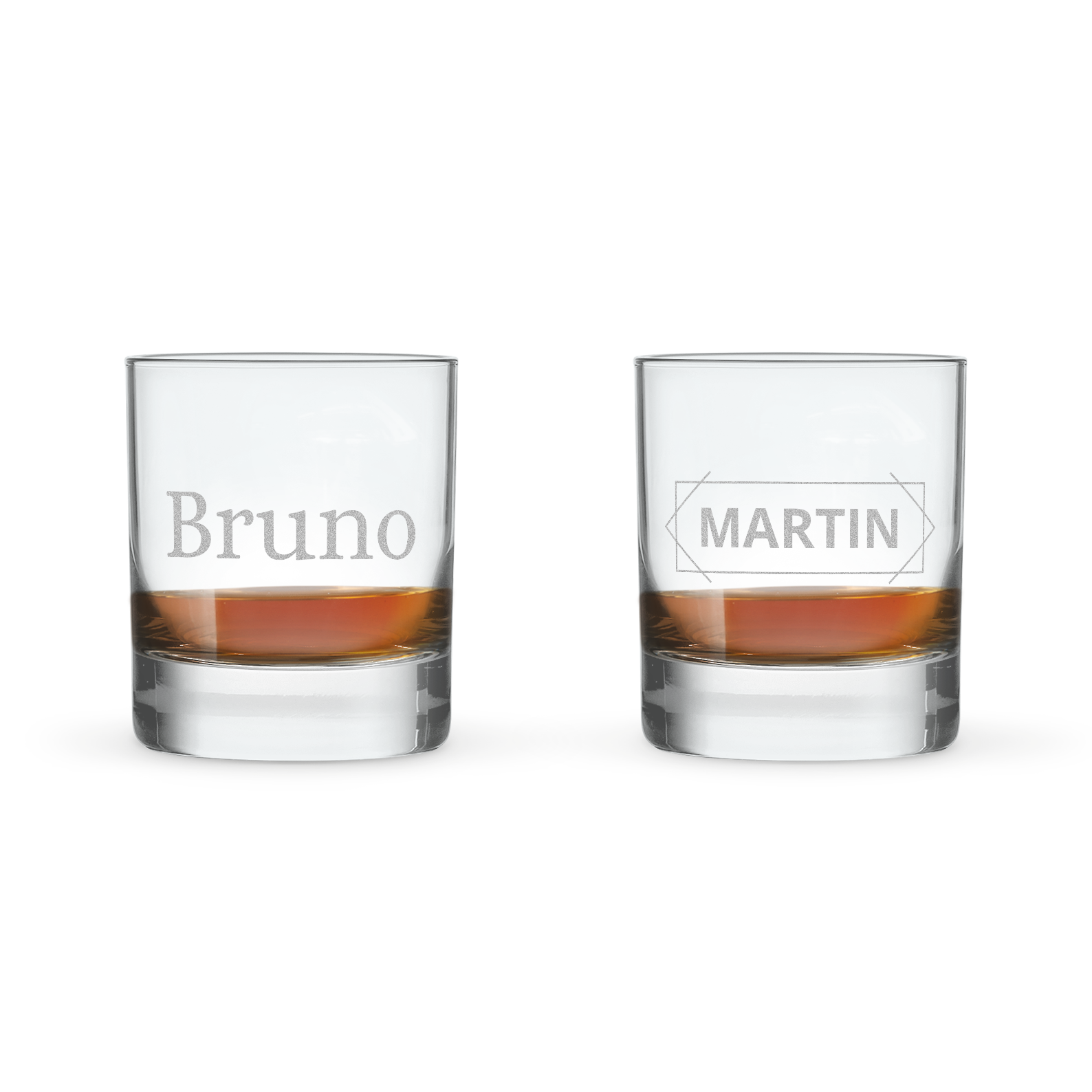 Deux verres à whisky personnalisés avec noms gravés Bruno et Martin et whisky.