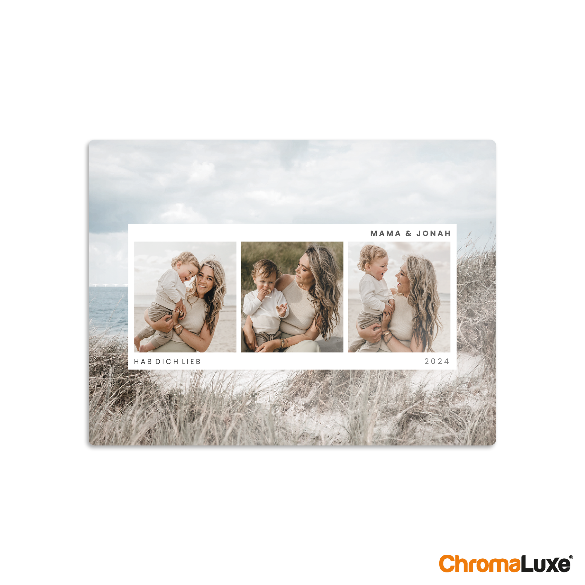 Fototafel mit drei personalisierten Fotos einer Mutter mit ihrem Baby am Strand, bedruckt mit Text Mama & Jonah 2024 und Hab dich lieb