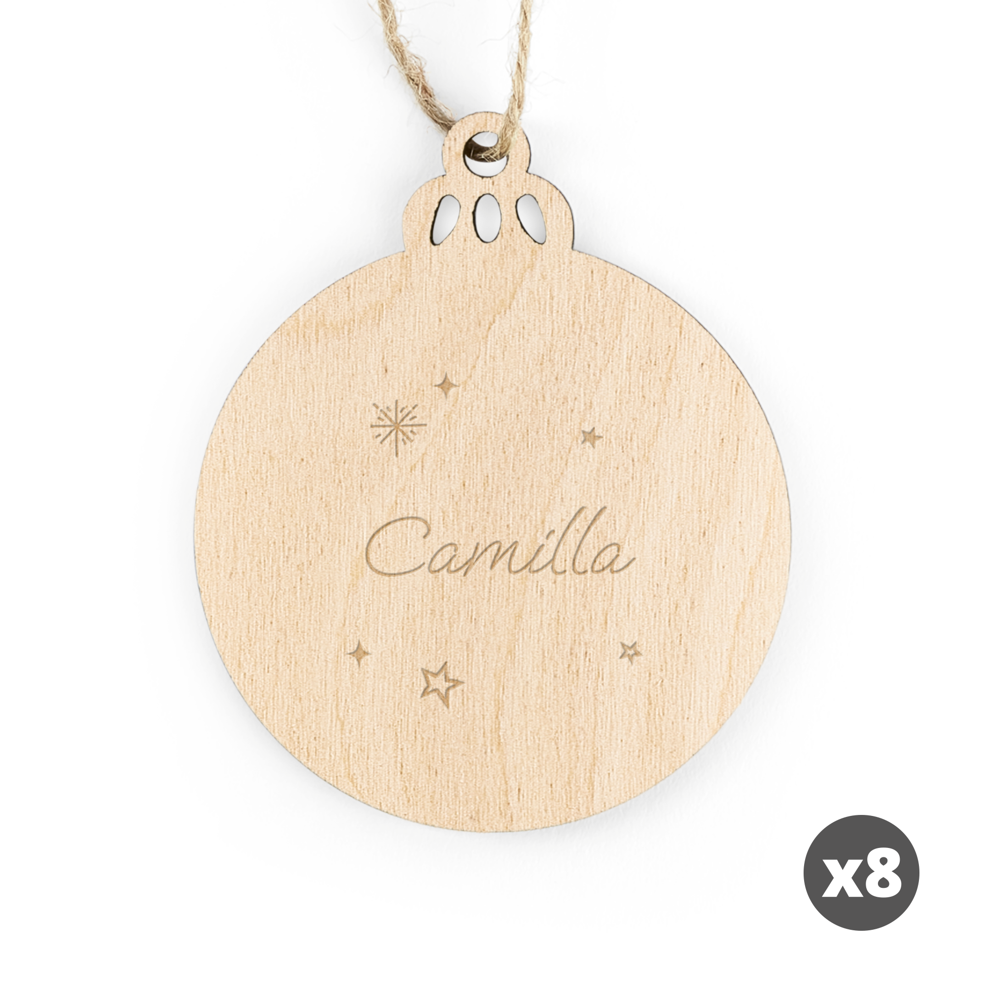 Gravert julesirkel-dekorasjon i tre med navnet Camilla og stjernemønster.