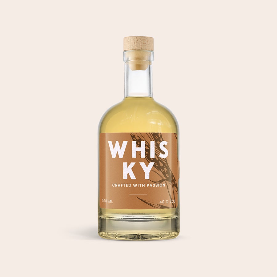 Whiskey cadeau pakket Gepersonaliseerde whisky fles met bruin etiket, "Whisky" in wit met graan design als borrelcadeau.