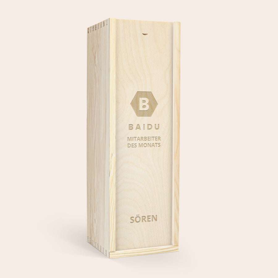 Weinkiste personalisiert Eine edle Magnum Weinkiste aus hellem Holz mit Gravur "Baidu Mitarbeiter des Monats Sören"