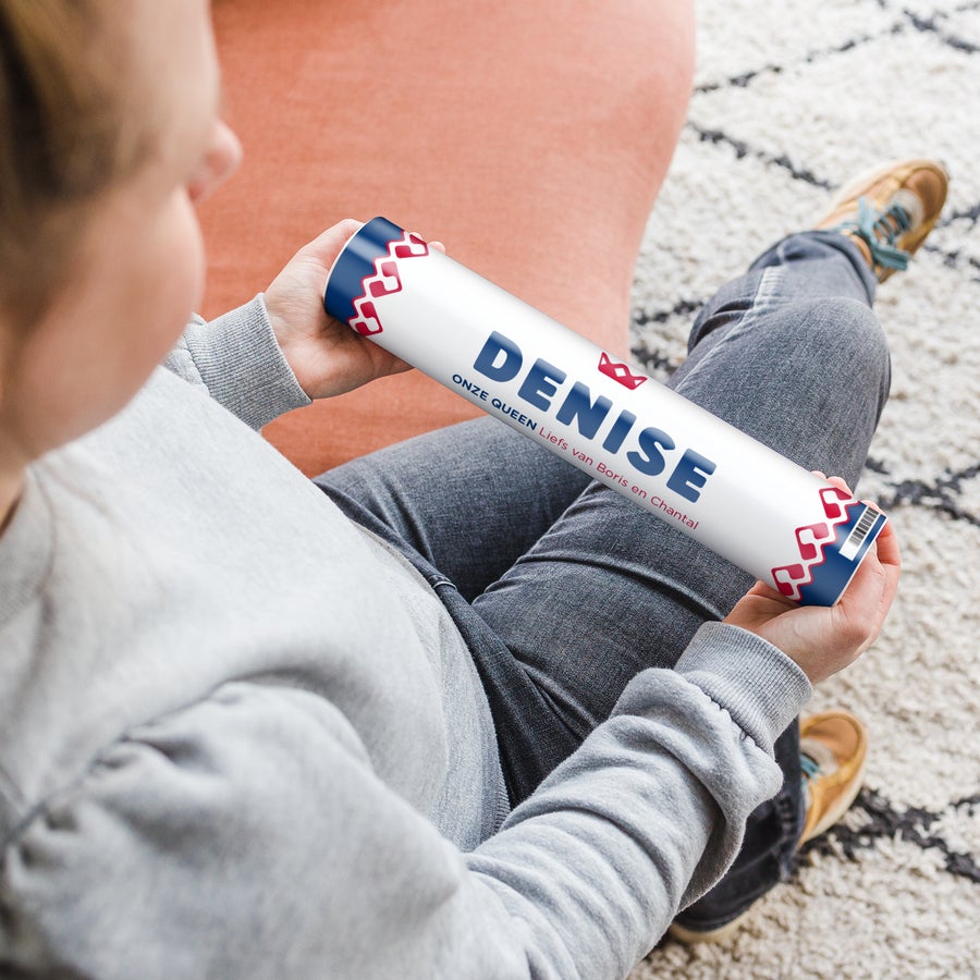 Gepersonaliseerde KING pepermunt XXL rol Gepersonaliseerde KING pepermunt XXL rol met naam Denise, 'Onze Queen' en tekst 'Liefs van Boris en Chantal' erop gedrukt