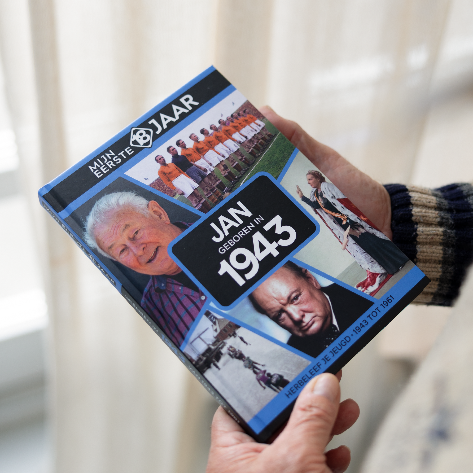 Gepersonaliseerd boek Mijn Eerste 18 Jaar met de naam Jan geboren in 1943, een trip down memory lane met historische foto's en jaartallen op de voorkant.