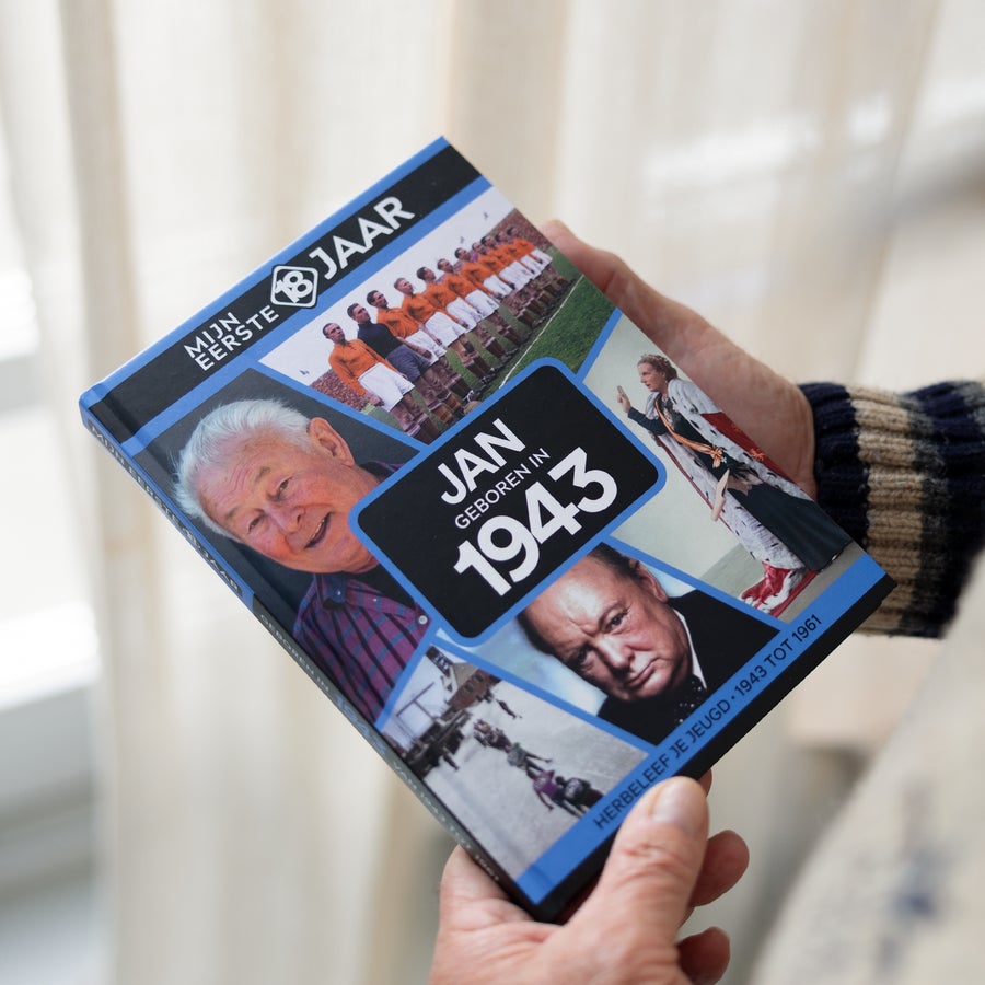 Geboortejaar boek - Mijn eerste 18 jaar Gepersonaliseerd boek Mijn Eerste 18 Jaar met de naam Jan geboren in 1943, een trip down memory lane met historische foto's en jaartallen op de voorkant.