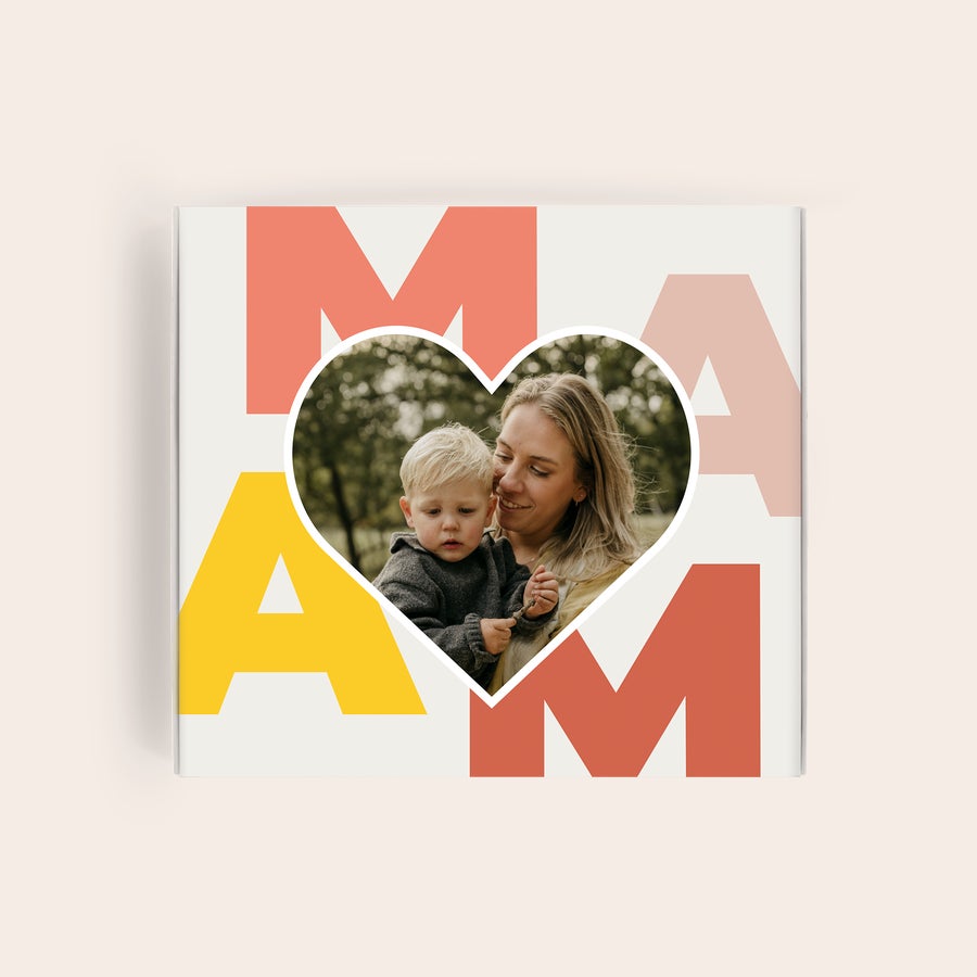 Milka Muttertag Personalisierte Milka Geschenkbox mit dem Schriftzug MAMA, verziert mit einem Herzfoto von Mutter und Kind. Das perfekte Muttertagsgeschenk.