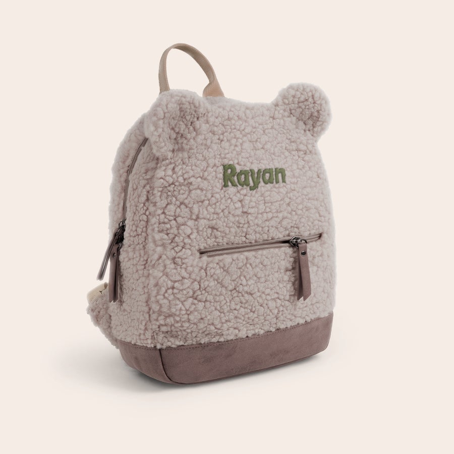 Mochila de peluche personalizada Mochila de pelúcia personalizada creme com o nome Rayan bordado em verde, ideal para presentear.