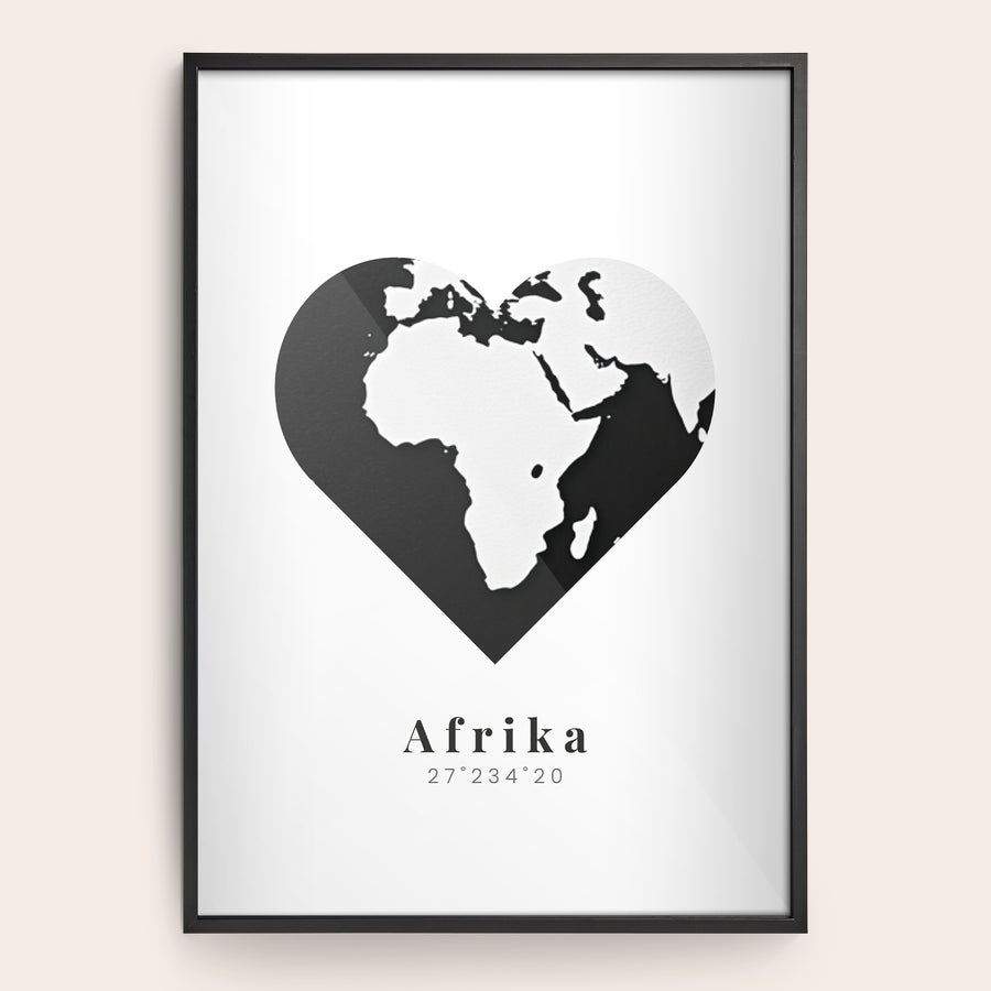 Inramat foto Personaliserad affisch med en karta över Afrika i ett hjärta och texten "Afrika 27°234´20", tryckt och inramad i en svart träram.