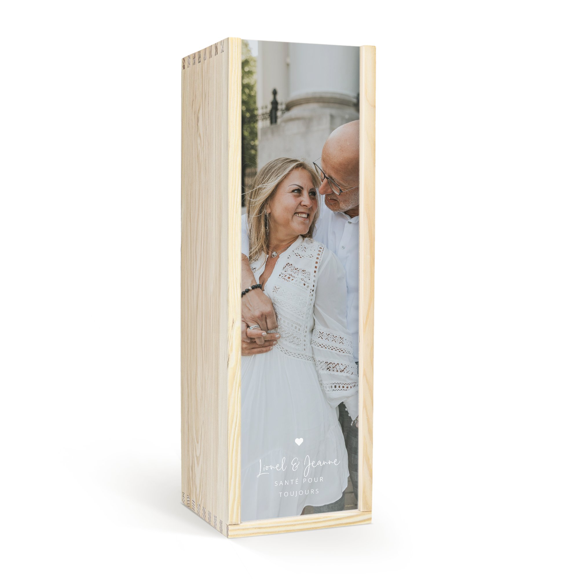 Coffret gravé en bois avec photo personnalisée d'un couple et texte Lionel et Jeanne Santé pour Toujours pour offrir une bouteille de Gin Hendrick's