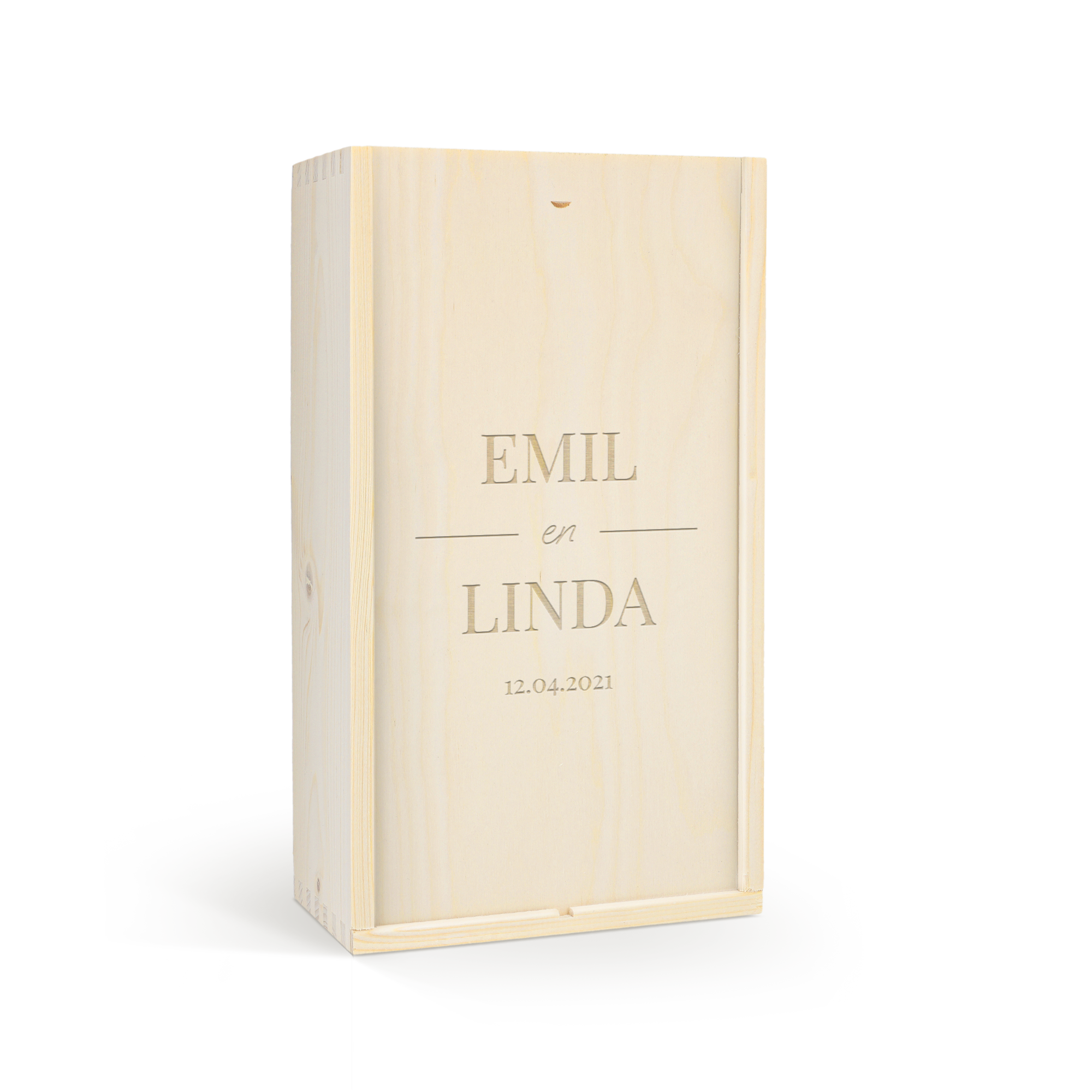 Graverad vinlåda i trä med Belvy vin, personlig med namnen Emil och Linda och datumet 12.04.2021