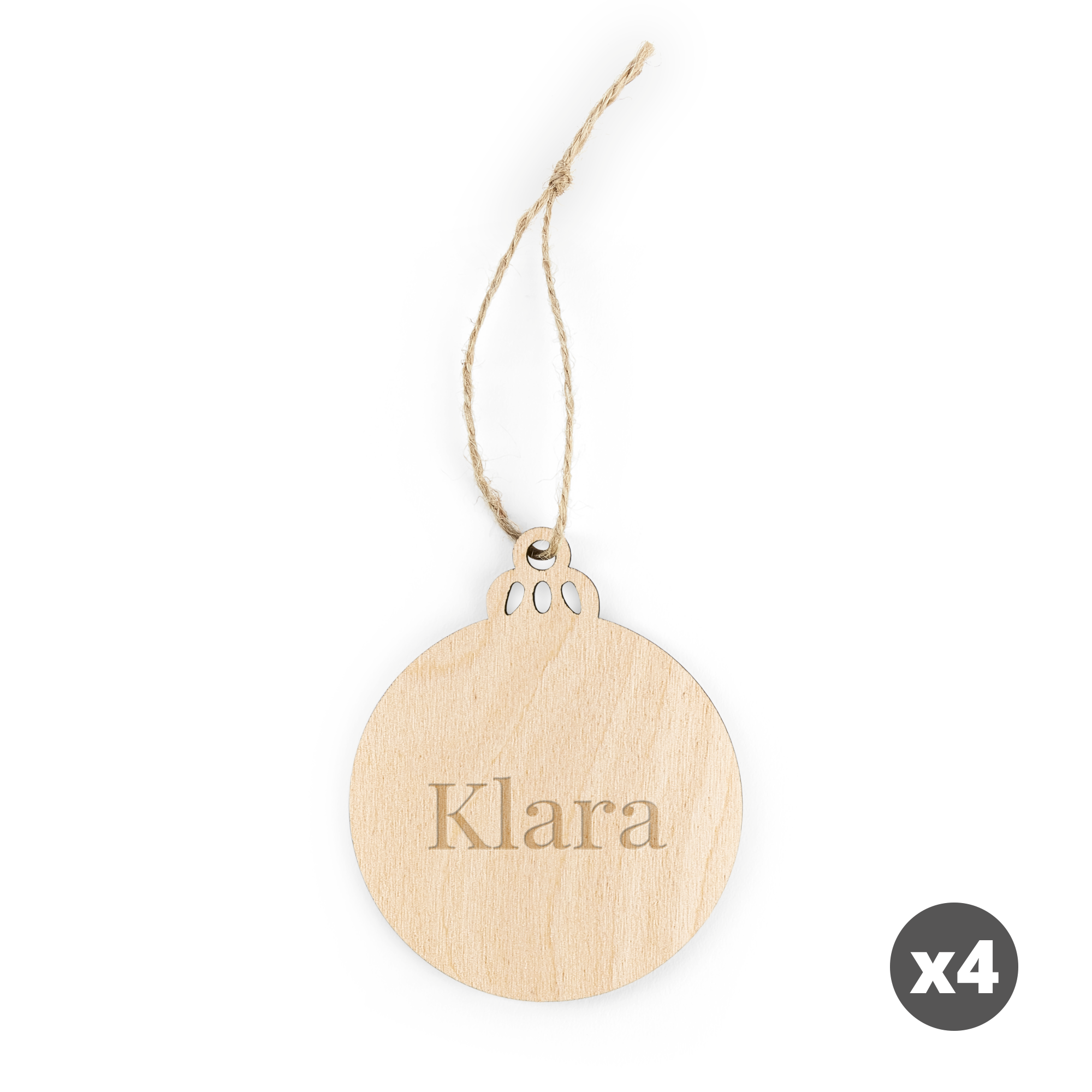 Graverad juldekoration i trä med texten Klara graverad, perfekt att anpassa med namn