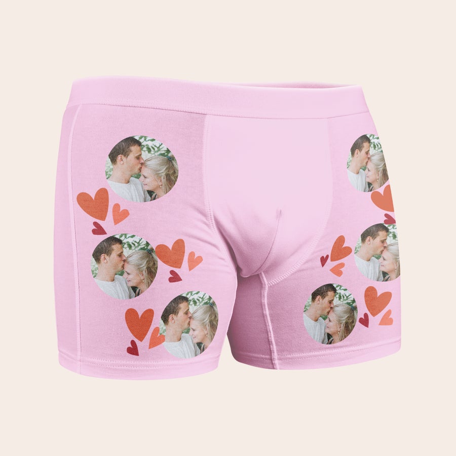 Boxershorts med billede Personlige lyserøde boxershorts med dit eget foto og hjerter trykt på stoffet.