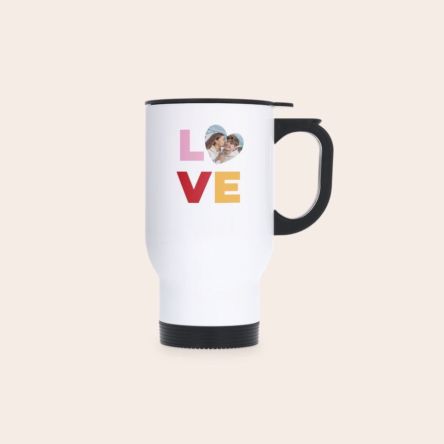 Termosmuki Valkoinen termosmuki, jossa on painettu sydänkuva, teksti "LOVE" ja musta kahva. Mukauta juomaasi valokuvalla.