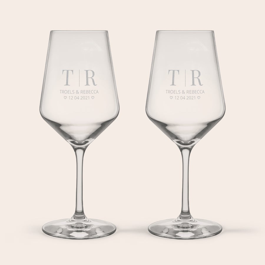 Rødvinsglas To personlige rødvinskrystalglas indgraveret med "TR", "Troels & Rebecca" og "12 04 2021".