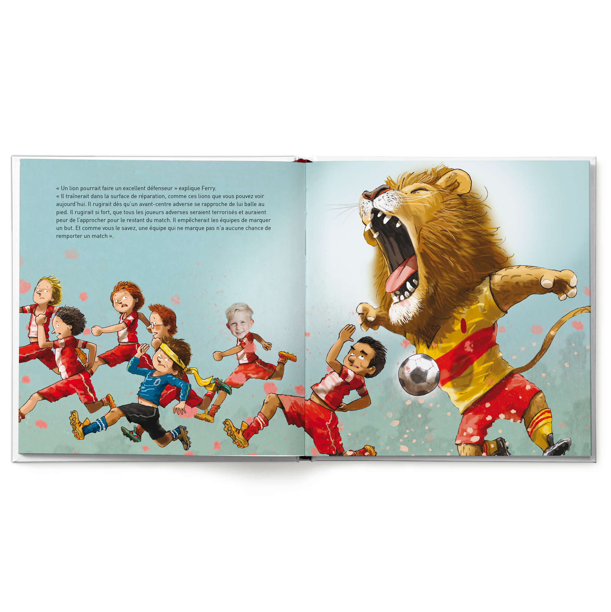 Livre personnalisé "Crée ton propre équipe de foot des animaux" montrant une illustration d'un lion joueur de foot, avec des enfants personnalisés courant sur le terrain.
