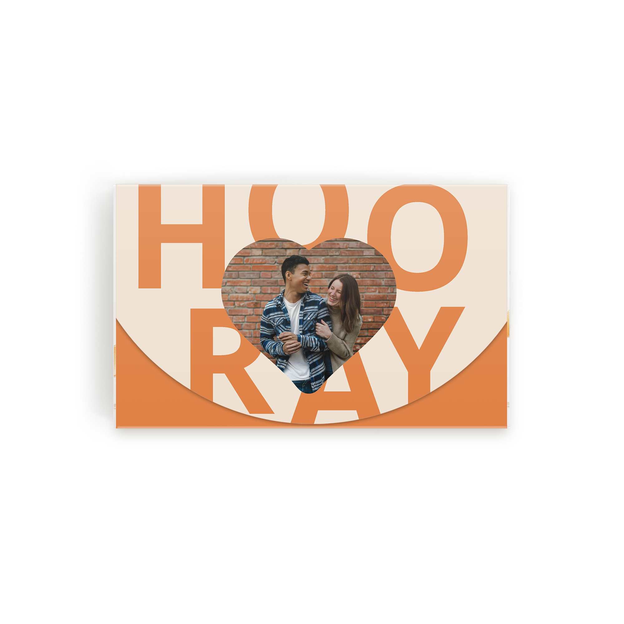 Scatola di cioccolatini personalizzata con praline classiche, stampata con foto di coppia in un cuore e testo Hooray