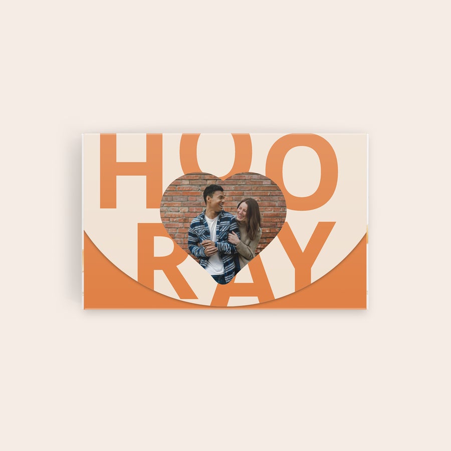 Praline Lindt Du Confiseur Cutie personalizată de ciocolată cu praline clasice, imprimată cu fotografia unui cuplu zâmbitor și mesajul "HOORAY".