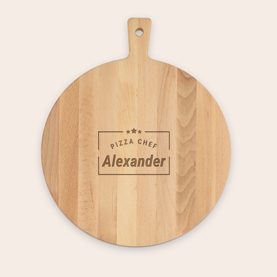 Personlig pizzabrett - Bøketre - Rundt - Gravert Personlig pizzabrett i tre, inngravert med teksten Pizza Chef Alexander og to stjerner.