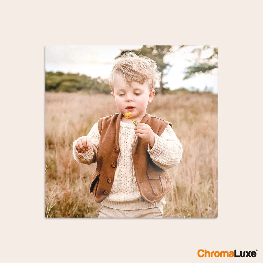 Instagram fotokollage Aluminium Instagram fotokollage med en utskrift av ett barn i brun väst som håller en blomma