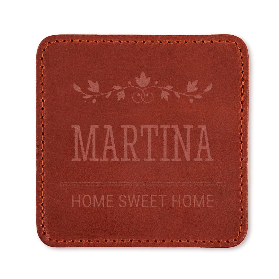 Brauner Lederuntersetzer mit floralem Muster oben und dem gravierten Namen Martina sowie dem Text Home Sweet Home.