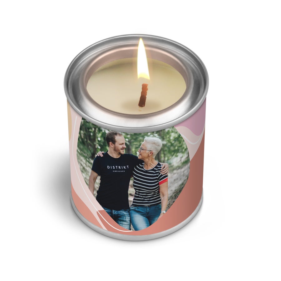 Vela com aroma de baunilha personalizada com foto de um casal e design de onda
