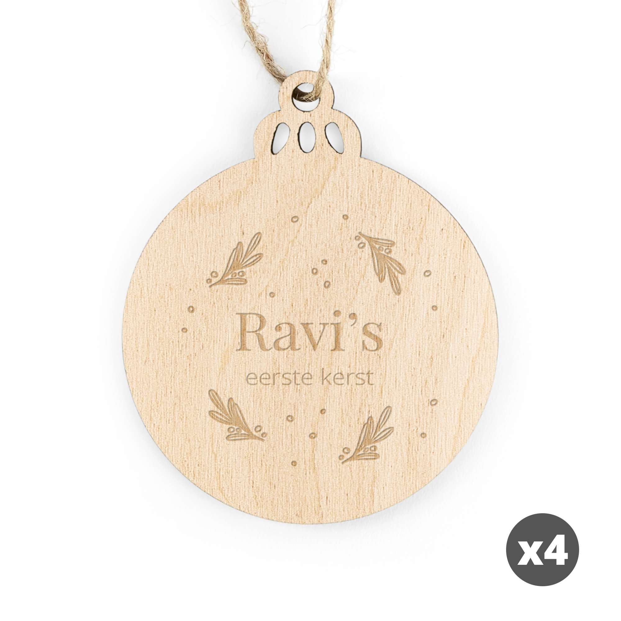 Gegraveerde houten kerstbal met naam Ravi's eerste kerst en takjes