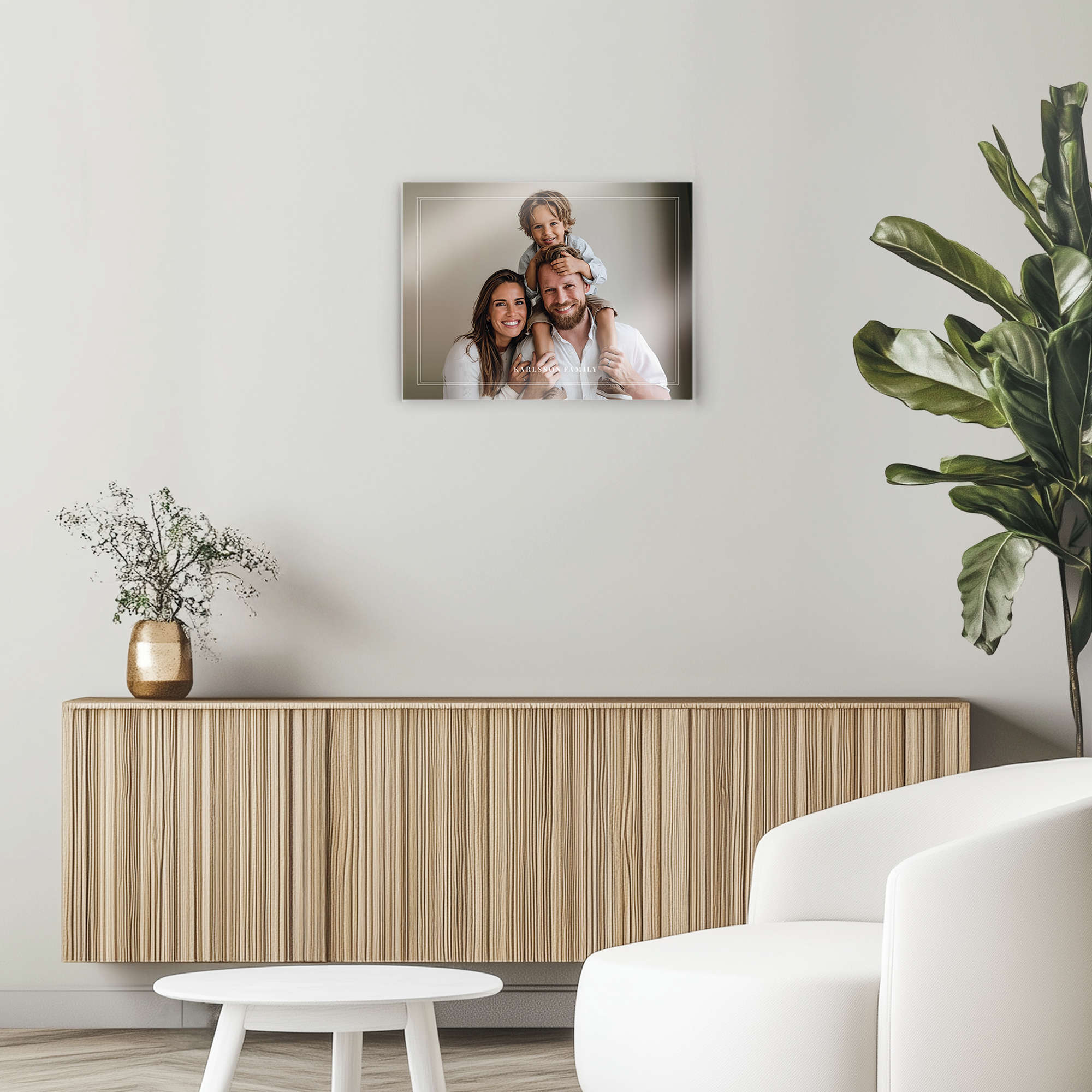 Foto på plexiglas med en bild av familjen Karlsson tryckt på produkten