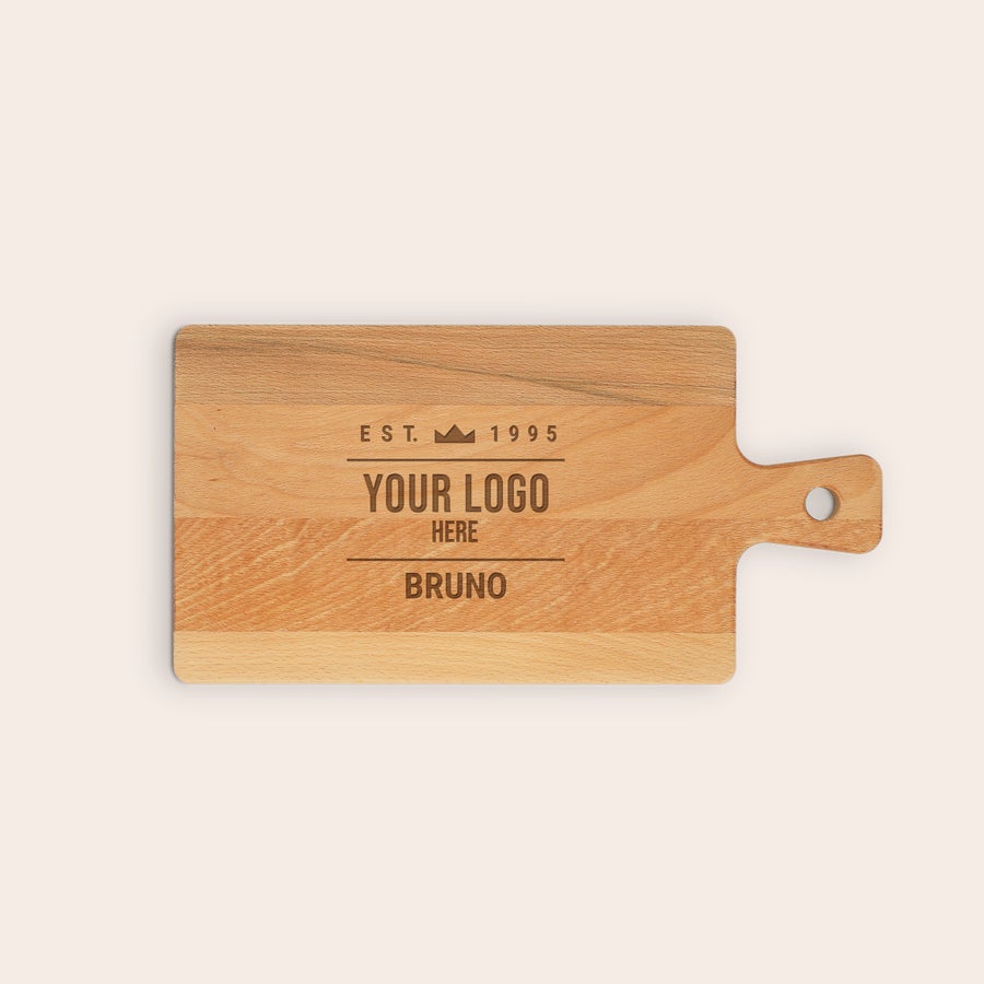 Planche apéro personnalisée Plateau en bois personnalisé avec gravure Votre logo ici Bruno et EST 1995. Servez vos snacks préférés sur ce plateau en bois gravé et personnalisé avec prénom