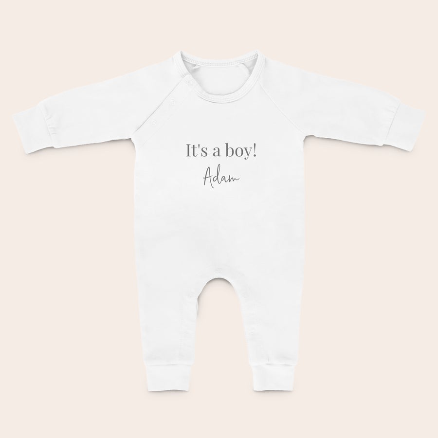 Boxpakje bedrukken Wit boxpakje met lange mouwen, bedrukt met "It's a boy!" en naam "Adam". Heerlijk trappelen mogelijk met dit zelf ontworpen boxpakje.