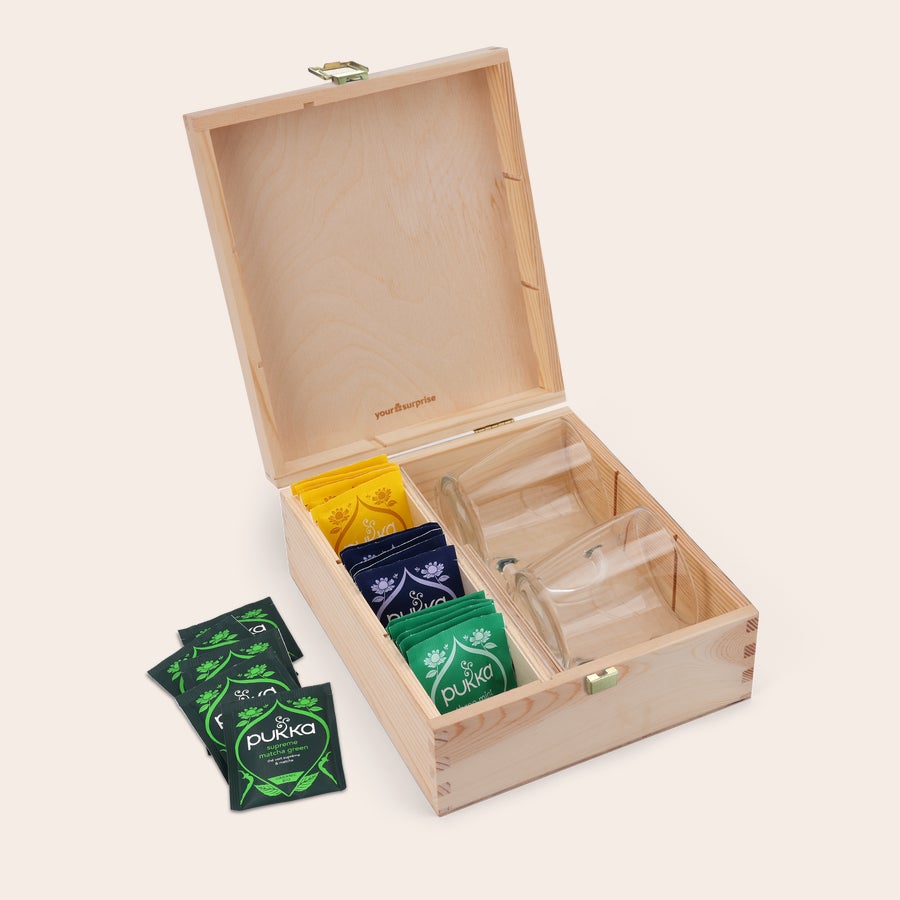 Caja de té personalizada Caja de té de madera grabada con tés Pukka variados y dos vasos de té.