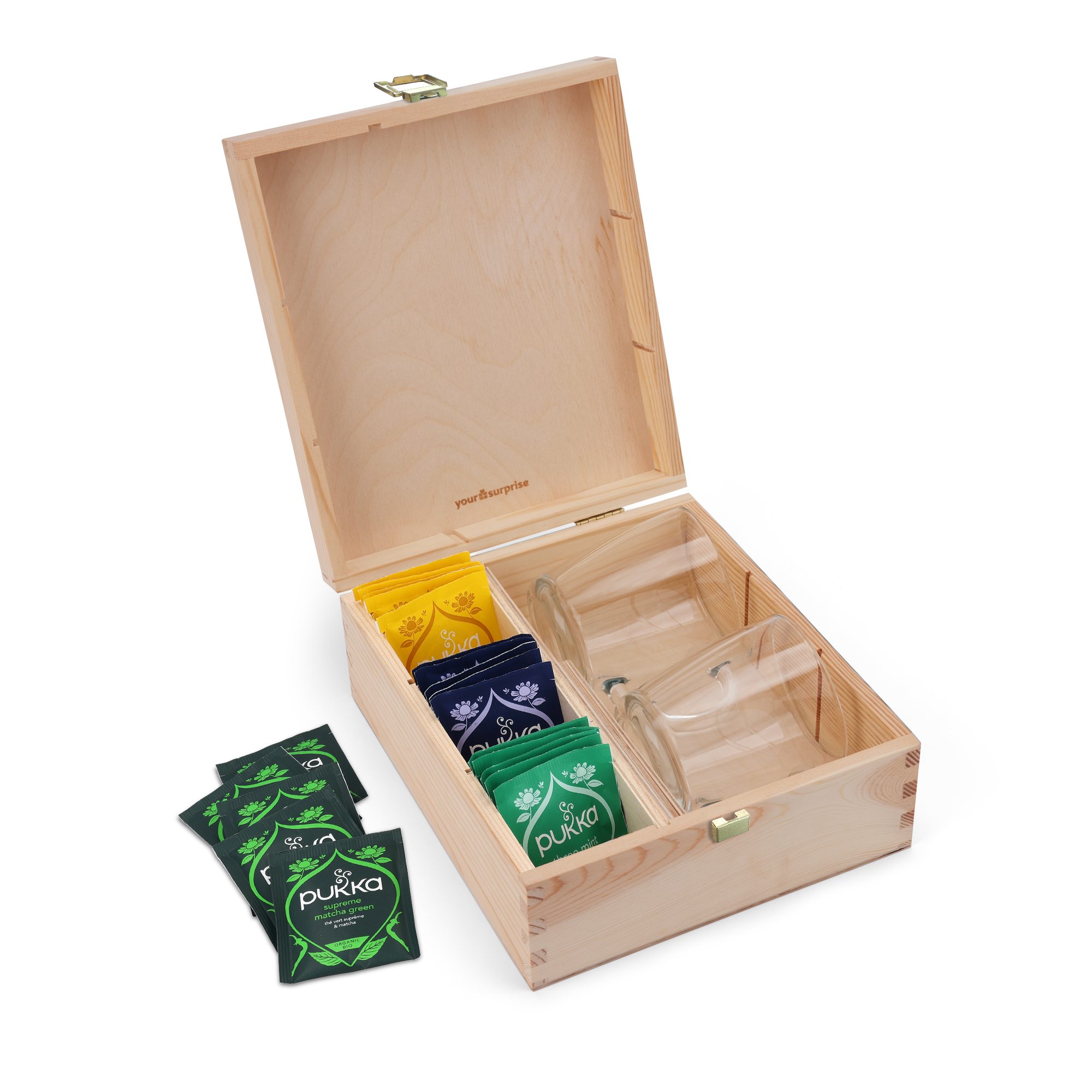 Cutie de ceai din lemn deschisa, cu ceaiuri Pukka colorate si doua pahare, personalizata prin gravura pe capac.