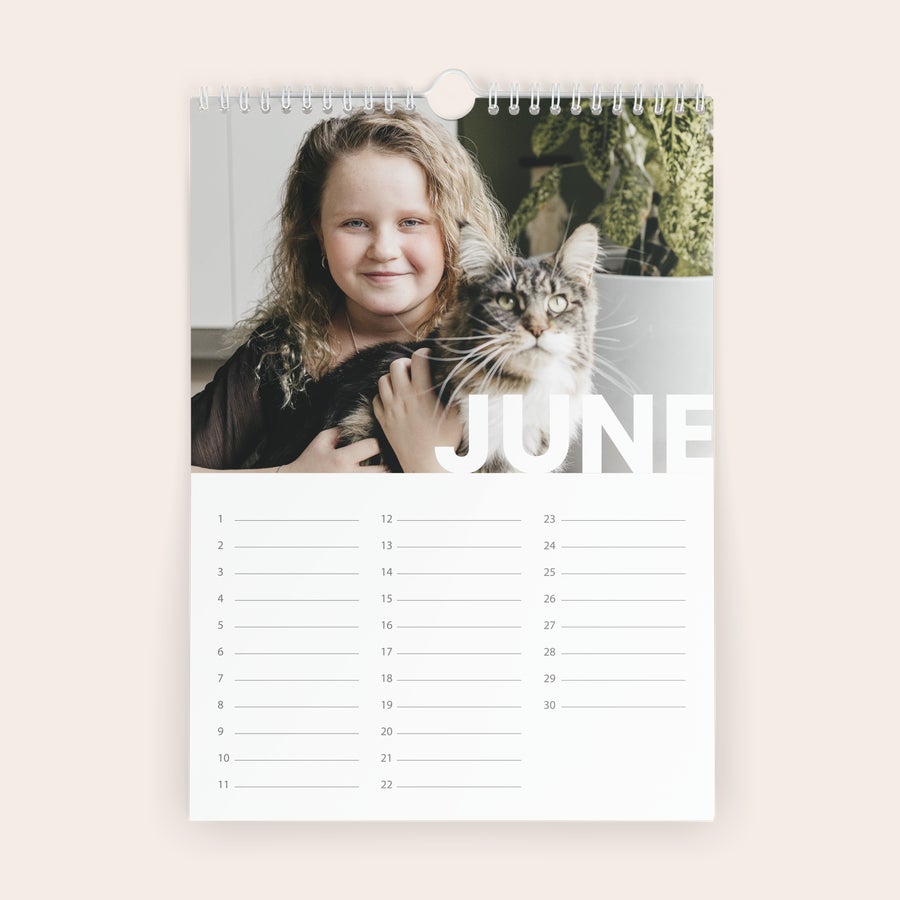 Bursdagskalender Personlig bursdagskalender med bilde av en jente og en katt, trykt for juni måned.