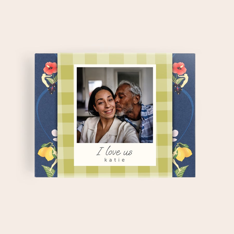 Té Pukka personalizado Caja de té personalizada impresa con foto de pareja, mensaje "I love us" y nombre "Katie". Tu Refugio Personalizado de Té te Está Esperando.