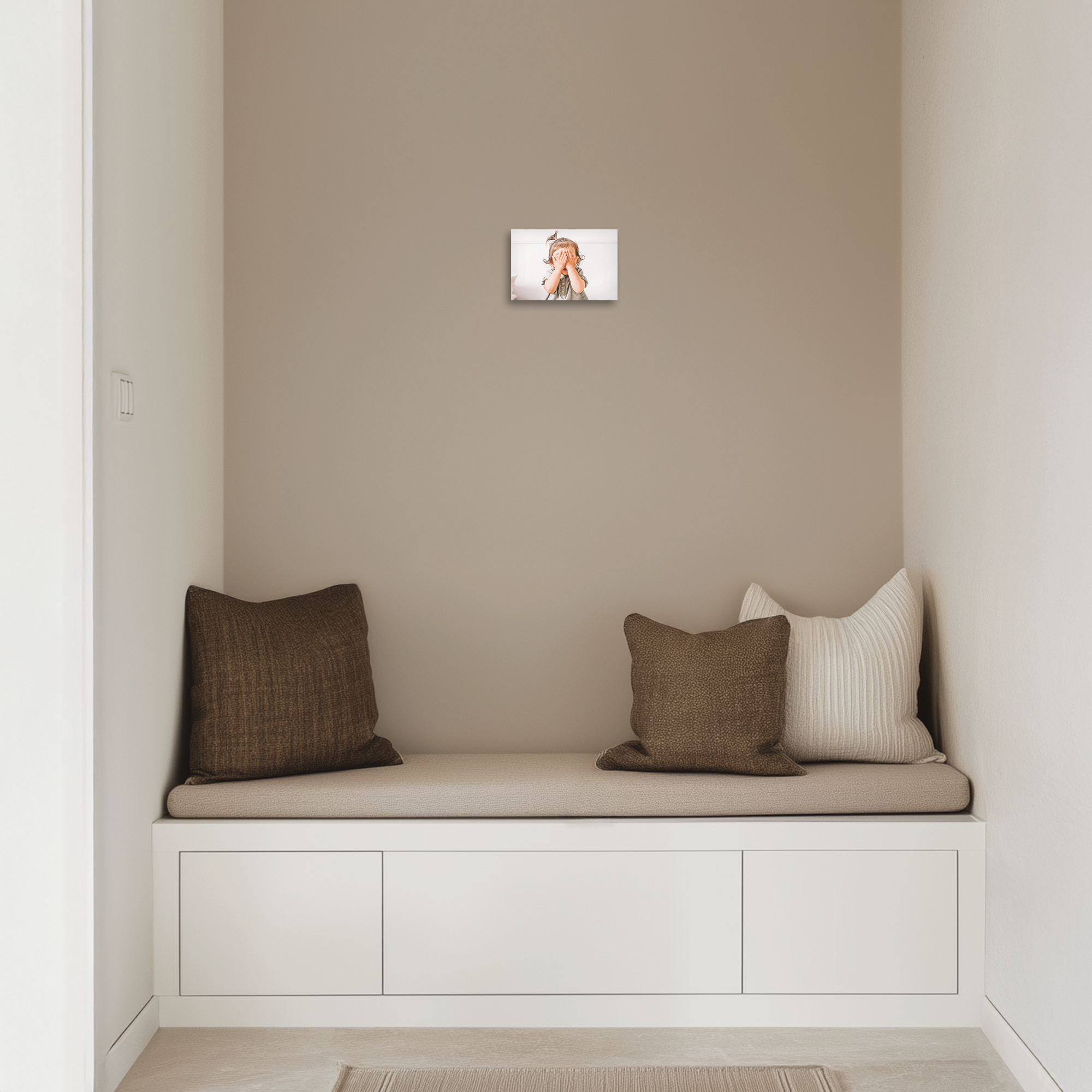 En Chromaluxe aluminiumfotoprint med ett personligt tryckt foto av ett litet barn som tittar fram bakom händerna.