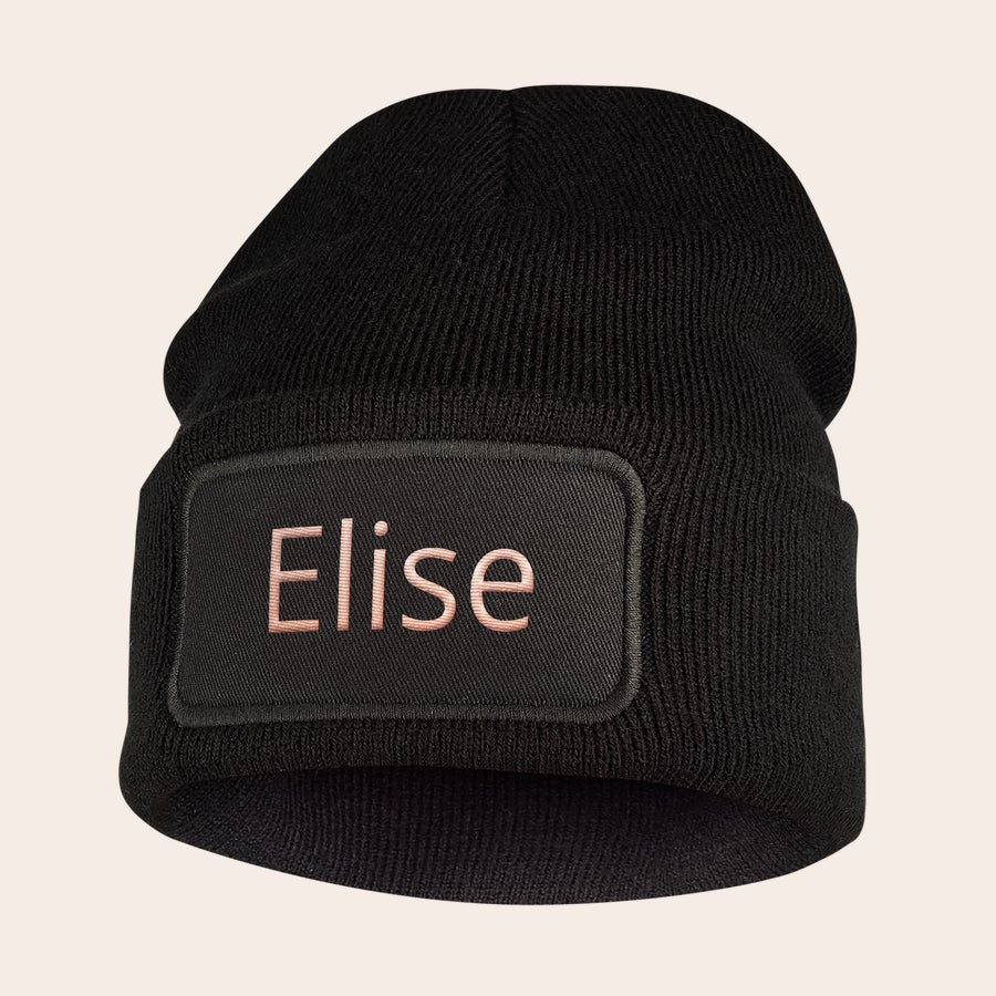 Gorro bordado Gorro negro de lana con el nombre Elise bordado en rosa en un parche frontal.